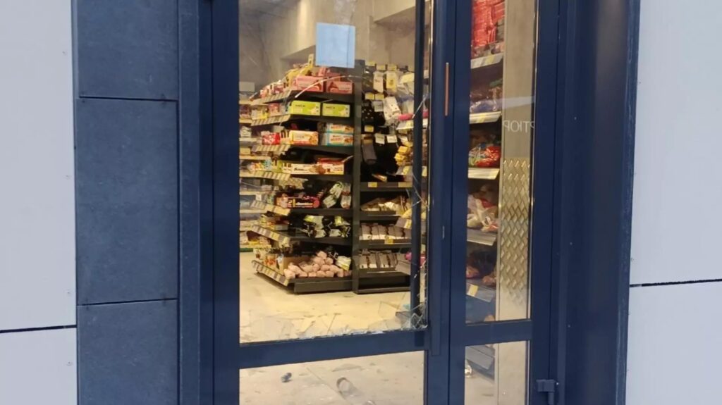 В Перми неизвестные атаковали «Монетку» ради алкоголя: жители жалуются на засилие «наливаек»