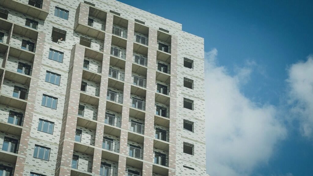 В Чайковском новоселье: сотни жителей ветхих домов обрели комфортное жилье в современной девятиэтажке