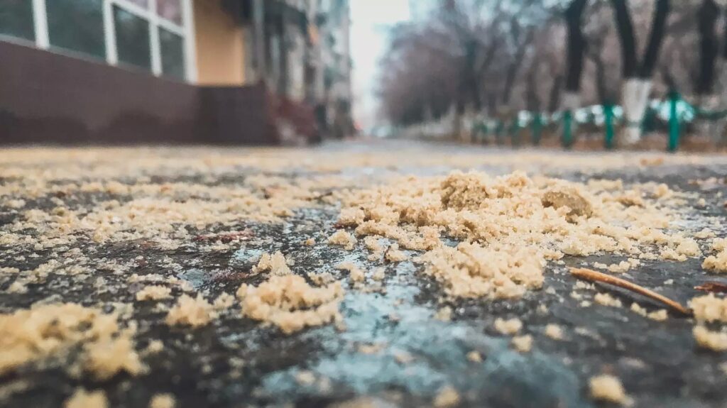 В Чусовом коммунальщики использовали опасный шлак для борьбы с гололедом