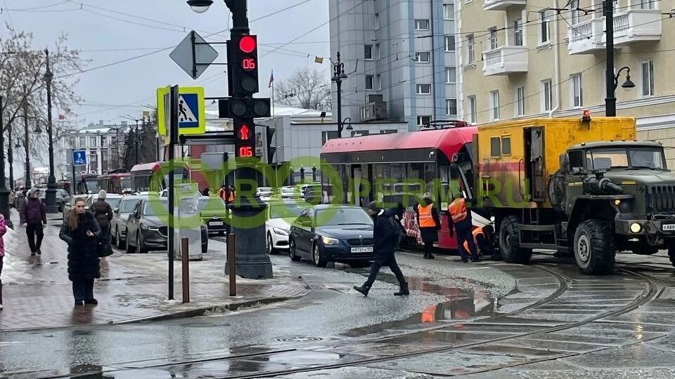 Трамвайный коллапс в центре Перми: техническая неисправность парализовала движение