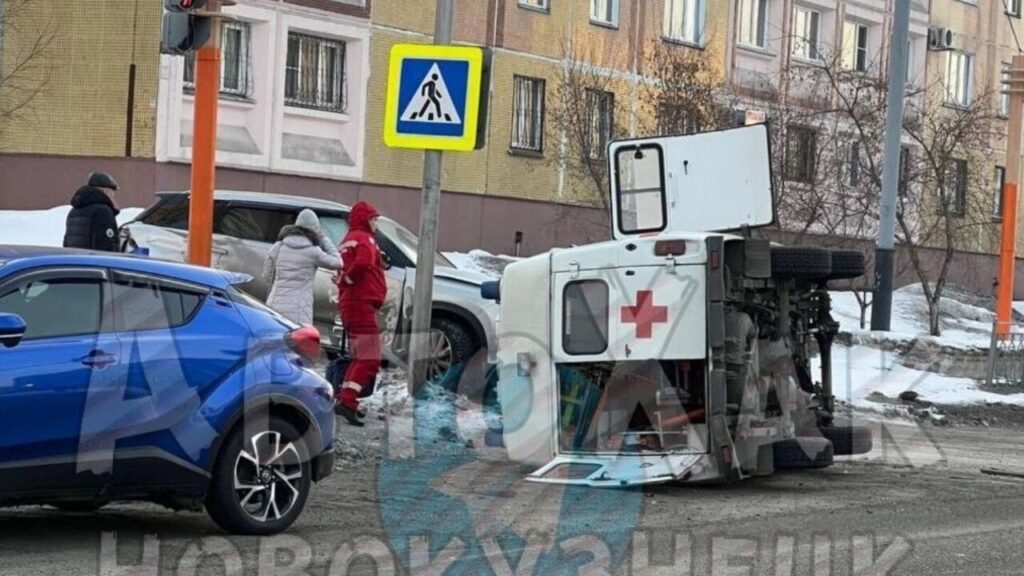 В Междуреченске произошло ДТП с участием скорой помощи: машина перевернулась на проспекте Шахтеров