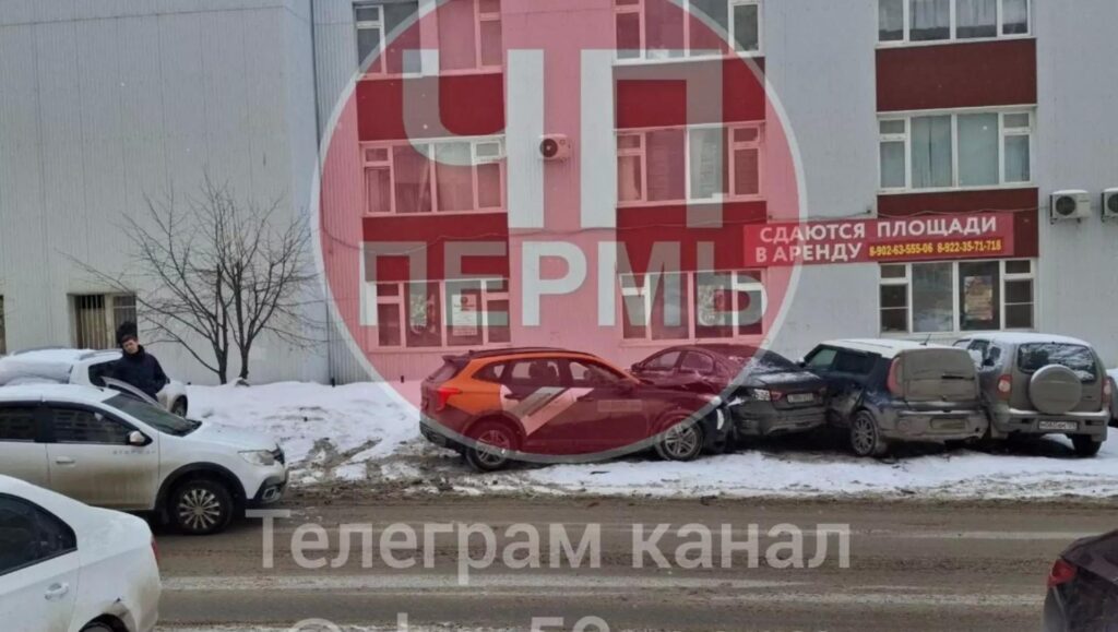 В Перми каршеринговый автомобиль спровоцировал цепную аварию с участием пяти машин