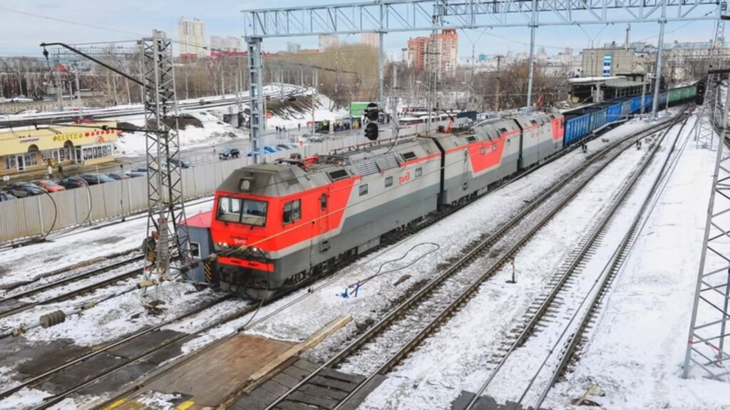 В Перми женщина пострадала, попав под грузовой поезд: переходила пути в неположенном месте