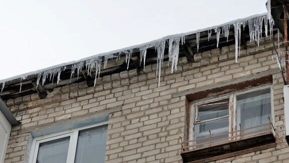В Перми почти тысяча домов столкнулись с проблемами уборки снега и наледи