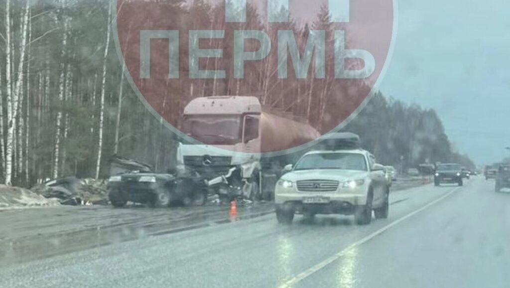 Под Краснокамском произошла ужасная авария: грузовик раздавил легковушку, погибли два человека