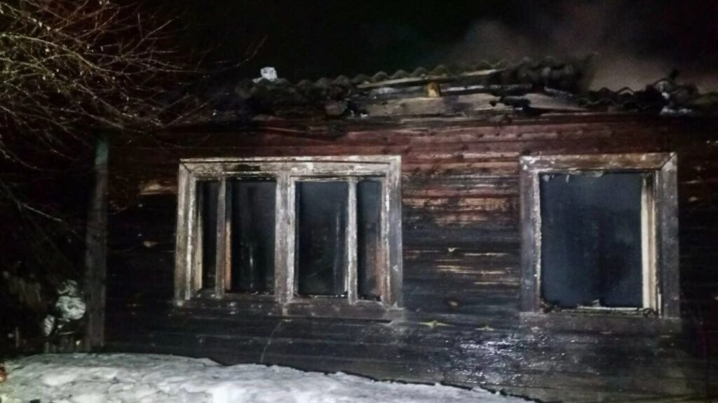 Трагедия в Прикамье: пожилая пара погибла в пожаре в собственном доме