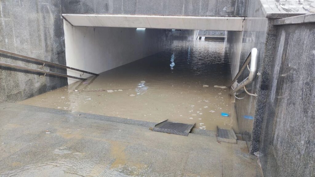Пермь ушла под воду: весенние потопы парализовали движение в разных районах города
