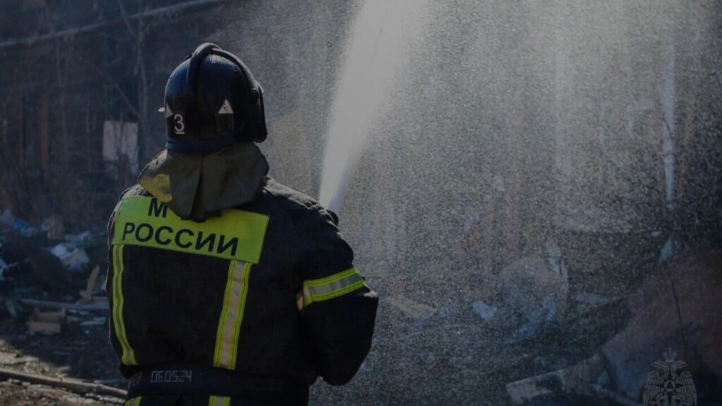 В Перми произошел пожар в вейп-шопе: из жилого дома эвакуированы десятки человек