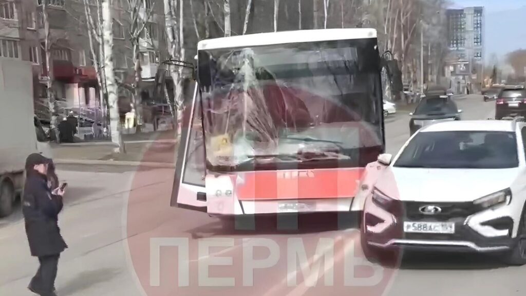 В Перми автобус №59 столкнулся с «Газелью»: пострадала пассажирка