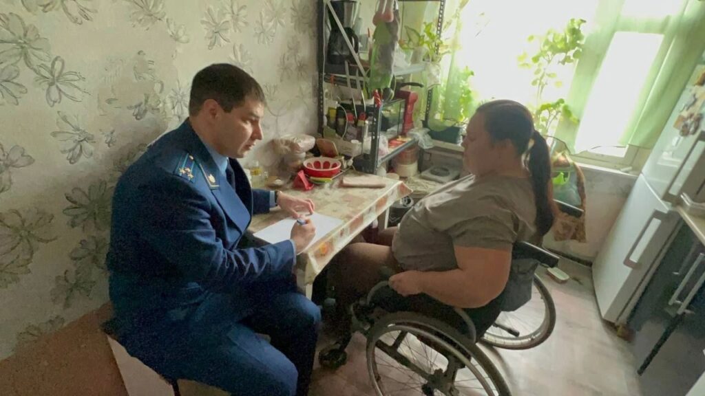 Отчаяние и надежда в Соликамске: женщина с инвалидностью вынуждена ползти домой, пока власти ищут выход