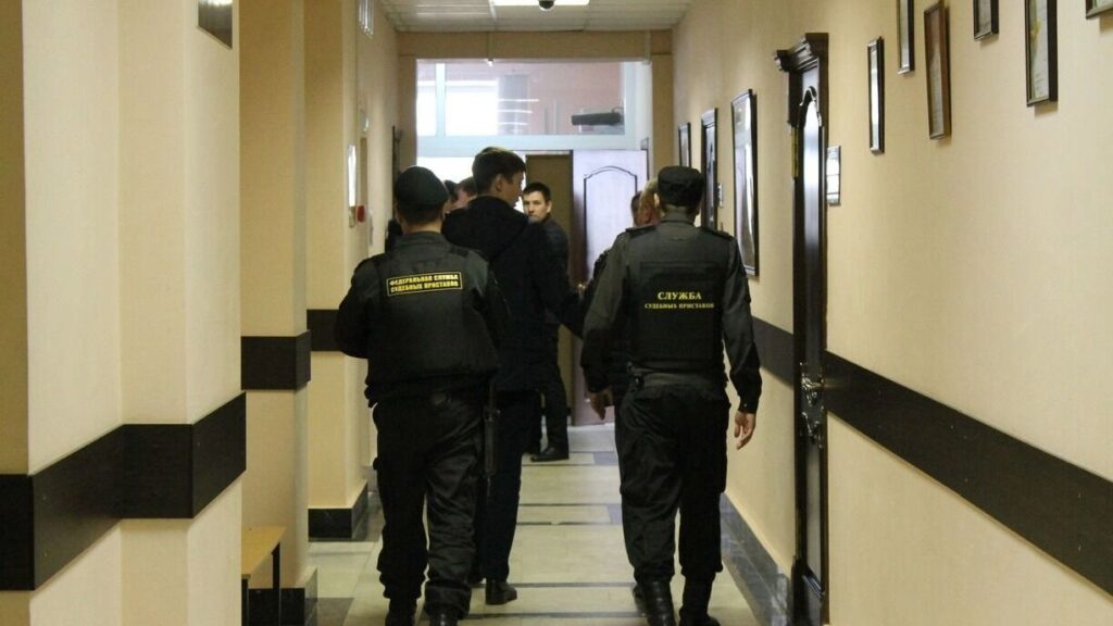 Отпуск под замком: Каждый пятый житель Пермского края рискует остаться без заграничных каникул из-за долгов
