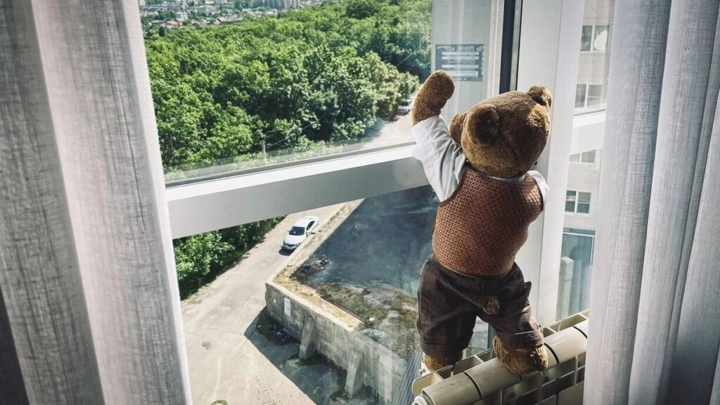 В Перми четырехлетний малыш чудом выжил после падения с пятого этажа: как уберечь детей от оконных трагедий