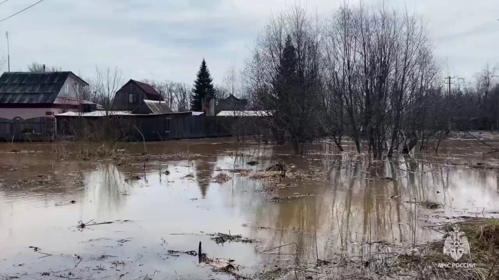 Половодье в Кунгурском районе: Затоплены мост и десятки участков