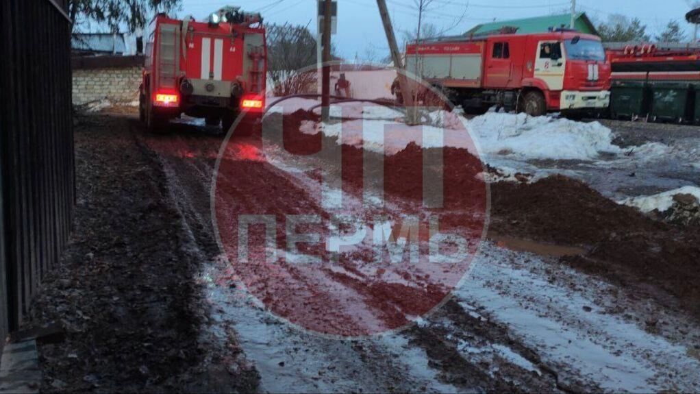 Трагедия в Бахаревке: пожар унес жизнь человека, пока грязь блокировала проезд спасателям