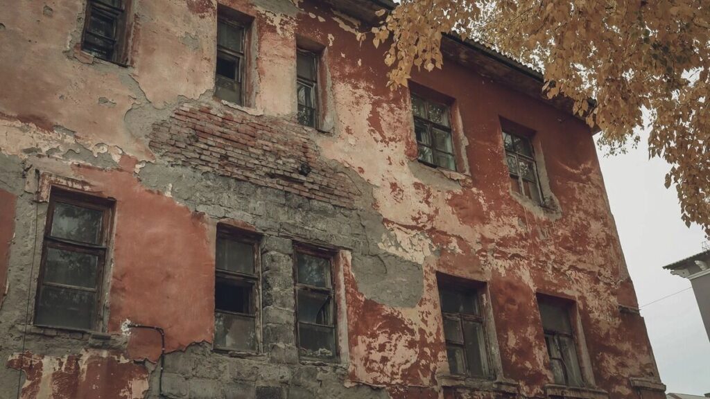 В Перми жители аварийного дома отчаялись: грибок съедает стены, а переселения всё нет
