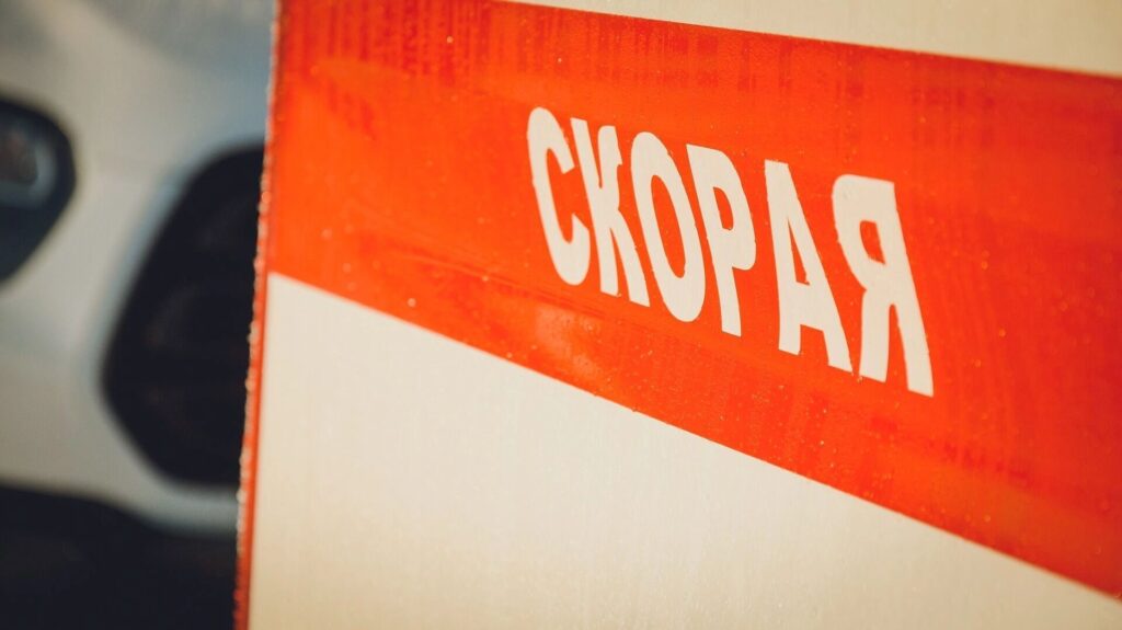 В Перми легковушка протаранила столб после ДТП со скорой помощью