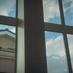 В Прикамье ребенок выпал из окна: экстренное напоминание о безопасности. Как избежать трагедии?