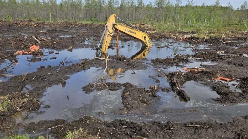 Непредвиденный инцидент: Экскаватор ушел под воду при строительстве газопровода в Прикамье