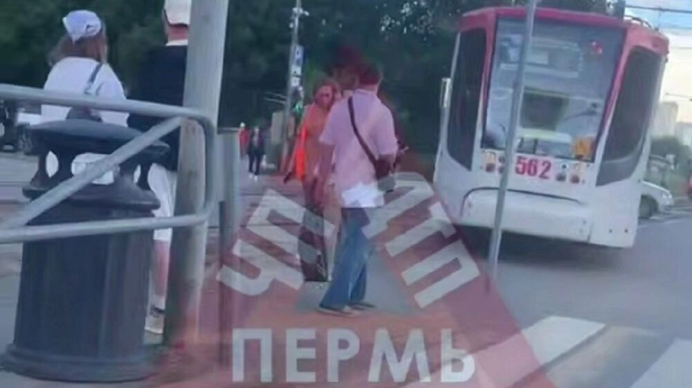 Инцидент в центре Перми: трамвай сошел с рельсов, пассажиры не пострадали