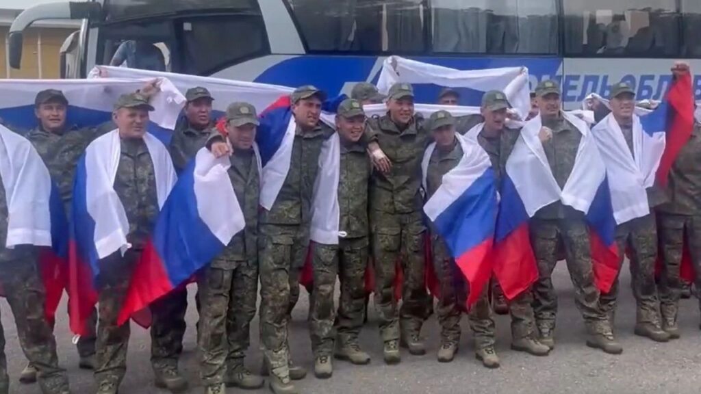 Долгожданное возвращение: Боец из Горнозаводска среди освобожденных из плена российских военных