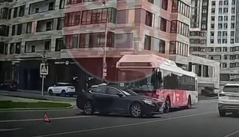 Серьезная авария в центре Перми: столкновение автобуса и легкового автомобиля вызвало утренние пробки