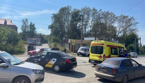 Серьезное ДТП в Кунгуре: два человека пострадали в аварии с автомобилем-партнером Яндекс GO
